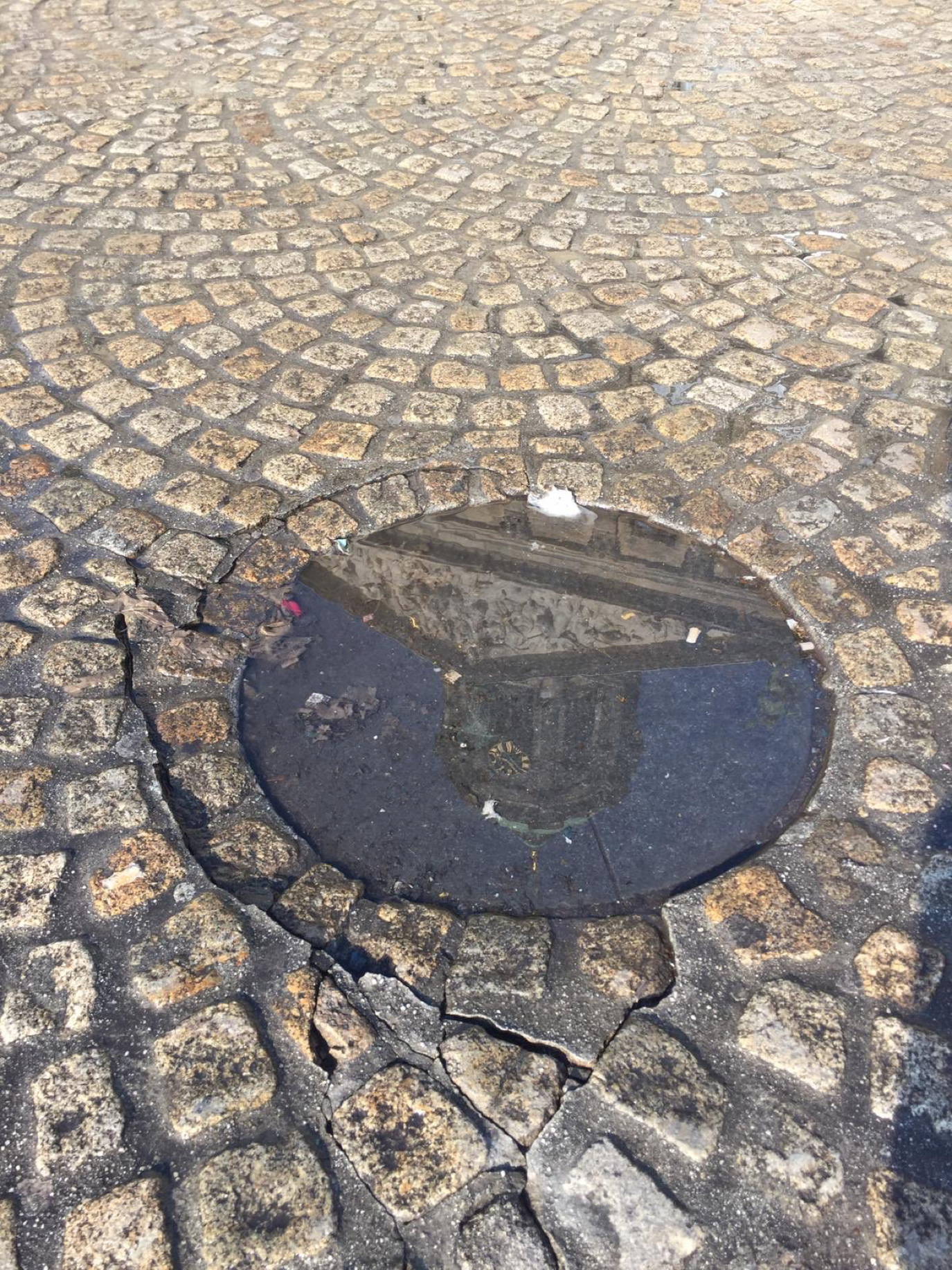 By the way, there is also a "benchmark" of the NAP hidden under the Dam. Under this worn lid. Photo @AdriaanGijs. 